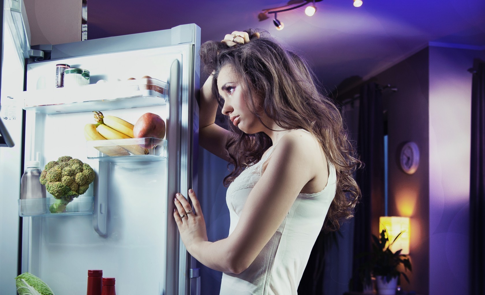 Как ни есть вечером. Девушка заглядывает в холодильник. Девушка у холодильника. Еда перед сном. Девушка у холодильника ночью.